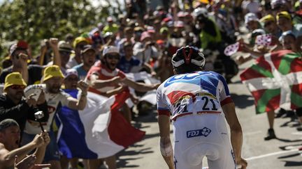 Thibaut Pinot fend la foule dans la montée de l'Alpe d'Huez (LIONEL BONAVENTURE / AFP)