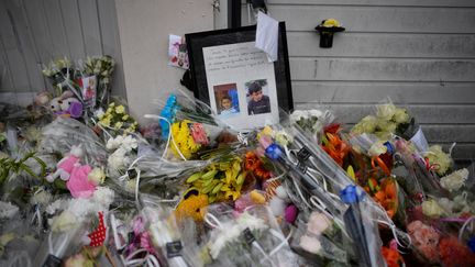 Des fleurs déposées en hommage aux enfants fauchés à Lorient (Morbihan), le 13 juin 2019. (DAMIEN MEYER / AFP)