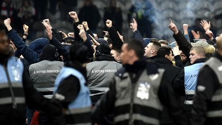 Des supporteurs sur la pelouse du stade Pierre-Mauroy, le 10 mars 2018, à Villeneuve-d'Ascq (Nord). (FRANCOIS LO PRESTI / AFP)