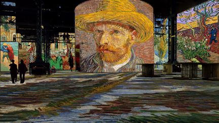 Immersion dans les toiles de Vincent van Gogh à l'Atelier des Lumières, avec une création visuelle et sonore qui retrace la vie de l'artiste tourmenté qui a peint plus de 2000 tableaux les dix dernières années de sa vie. Un voyage au cœur des œuvres, paysages ensoleillés, nocturnes, portraits et natures mortes, qui parcourt les différentes étapes de sa vie. Du 22 février au 31 décembre 2019. Ici, simulation Van Gogh, la nuit étoilée
 (Culturespaces / Gianfranco Iannuzzi)