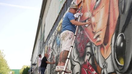 A Reims, une fresque géante sur le thème du manga signée par une vingtaine de graffeurs