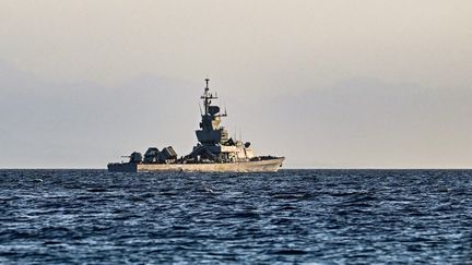 Un navire militaire israélien patrouille en mer Rouge, au large du port d'Eilat, le 26 décembre 2023. (ALBERTO PIZZOLI / AFP)