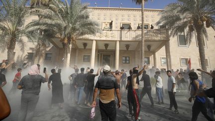 Des partisans du leader chiite Moqtada al-Sadr, le 29 août 2022 à Bagdad (Irak). (AHMAD AL-RUBAYE / AFP)