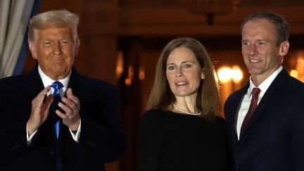 Donald Trump ( à gauche), Amy Coney Barrett (au centre) et son mari, Jesse Barrett (à gauche), lors de la cérémonie de serment à la Maison Blanche, le 26 octobre 2020. (ALEX WONG / GETTY IMAGES NORTH AMERICA / AFP)