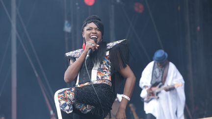 Mélange de funk et d'afrobeat, Ibibio Sound Machine, emmené par sa charismatique chanteuse Eno Williams, ont ouvert la deuxième journée de festival sur la Grande Scène de Rock en Seine, samedi 26 août.
 (Gilles Scarella / Studio FTV)