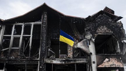 Une maison détruite par les bombardements russes à Irpin, le 21 juin 2022. (METIN AKTAS / ANADOLU AGENCY / AFP)