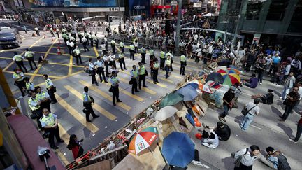 &nbsp; (A peine 24 heures après avoir été délogés par la police, les manifestants pro-démocratie occupent à nouveau des rues du district de Mong Kok, à Hong Kong  © Maxppp)