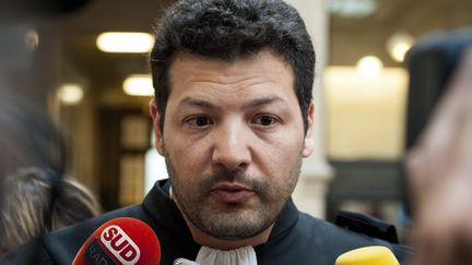 Arié Alimi, l'avocat de Rémi Fraisse, devant les médias, à Paris, en mai 2016.&nbsp; (JEREMY LEMPIN / EPA)