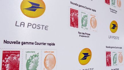 En septembre 2011, La Poste a lanc&eacute; les timbres "lettre prioritaire", "lettre verte" et "lettre en ligne". &nbsp; (ERIC PIERMONT / AFP)