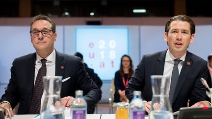 Le chancelier autrichien Sebastian Kurz&nbsp;à droite et le&nbsp;vice-chancelier Heinz-Christian Strache, lors d'une session plénière, le 6 juillet 2018, à Vienne (Autriche).&nbsp; (GEORG HOCHMUTH / APA / AFP)