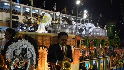 Un char s'effondre au carnaval de Rio