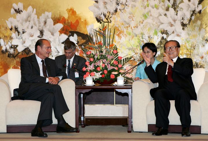 En 2004, la France et la Chine décident de s’associer pour lutter contre les maladies infectieuses émergentes, lors&nbsp;d'une rencontre entre&nbsp;Jacques Chirac et son homologue Jiand Zemin, à Shanghai. (PATRICK KOVARIK / AFP)