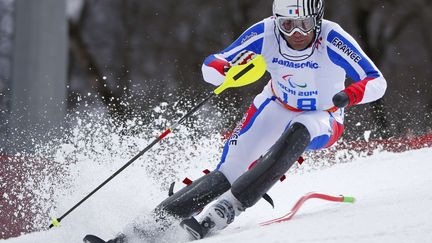 Le skieur Vincent Gauthier-Manuel, lors de la premi&egrave;re manche du slalom masculin debout, aux Jeux paralympiques de Sotchi, le 13 mars 2014. (DMITRY LOVETSKY / AP / SIPA)