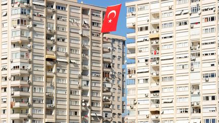 Photo d'illustration d'un drapeau turc dans un quartier d'Antalya (Turquie), en octobre 2010. (MUSTAFA OZER / AFP)