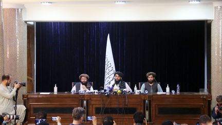 Des représentants des talibans tiennent un conférence de presse à Kaboul, le 17 août 2021, après la prise de pouvoir du mouvement fondamentaliste islamiste en Afghanistan. (SAYED KHODAIBERDI SADAT / ANADOLU AGENCY / AFP)