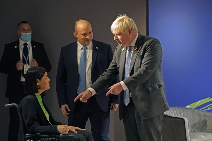 La ministre de l'Energie israélienne, Karine Elharrar, discute avec le Premier ministre britannique, Boris Johnson, et le Premier ministre israélien, Naftali Bennett, à la COP26 de Glasgow (Royaume-Uni),&nbsp;le 2 novembre 2021.&nbsp; (AFP)