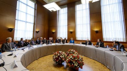 Les repr&eacute;sentants occidentaux et iraniens autour de la table des n&eacute;gociations &agrave; Gen&egrave;ve (Suisse), le 15 octobre 2013. (FABRICE COFFRINI / AFP)