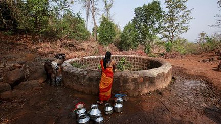 provient de deux puits se trouvant au pied d'une colline rocheuse à l’extérieur du village.  (REUTERS / Danish Siddiqui)