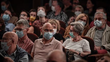 Des spectateurs portent un masque avant d'assister à une représentation au théâtre Antoine, à Paris, le 22 juin 2020. (STEPHANE DE SAKUTIN / AFP)