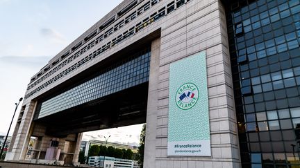 Une vue du bâtiment du ministère de l'Economie, le 17 juin 2022 à Paris. (BENJAMIN POLGE / HANS LUCAS / AFP)