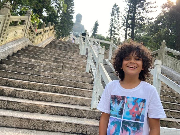 Enzo au pied du "Big Bouddha" (34 mètres de haut) de Hong Kong, l'attraction phare de l’île de Lantau où il vit (Photo Hilaire)