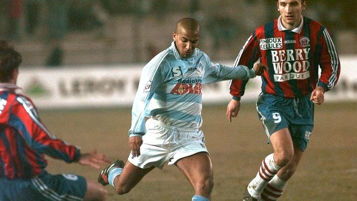 Olivier Dacourt sous les couleurs de Strasbourg, face à Châteauroux, le 20 février 1998. (GERARD CERLES / AFP)