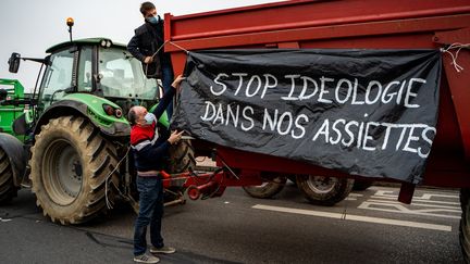 Des agriculteurs manifestent contre les menus uniques sans viande à Lyon, le 22 février 2021. (NICOLAS LIPONNE / HANS LUCAS / AFP)