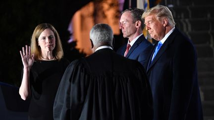 Amy Coney Barrett prête serment en tant que juge à la Cour suprême, devant Donald Trump, à la Maison Blanche, le 26 octobre 2020. (NICHOLAS KAMM / AFP)