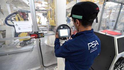 Un employé d'une usine PSA&nbsp;&nbsp;à Kenitra au Maroc, le 21 juin 2019.&nbsp; (FADEL SENNA / AFP)