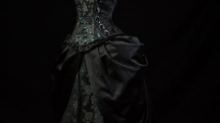 Le costume de Violetta dans "La Traviata" a été perdu. Pour repoduire la robe, il a fallu travailler à partir de photographies. Visconti, avec ce costume, bouleverse la tradition en habillant Violetta en noir dans la scène de la fête qui ouvre l'opéra, contrastant avec les autres femmes aux robes claires. Ainsi, la singularité du personnage est marqué et son destin tragique annoncé.
 (Teatro alla Scala)