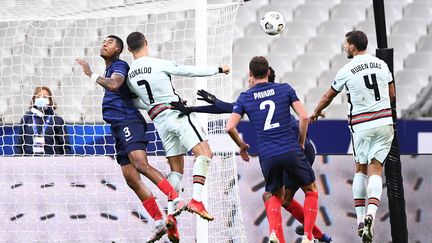 Le défenseur français Presnel Kimpembe face à l'attaquant portugais Cristiano Ronaldo, lors d'un match de la Ligue des nations entre la France et le Portugal, le 11 octobre 2020, au Stade de France. (FRANCK FIFE / AFP)