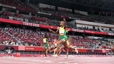 Non, Elaine Thompson n'a pas marqué un but en finale de Coupe du monde, mais elle a remporté la finale du 100 m en réalisant le deuxième temps de l'histoire. Ça valait bien une célébration au moment de franchir la ligne. (JEWEL SAMAD / AFP)