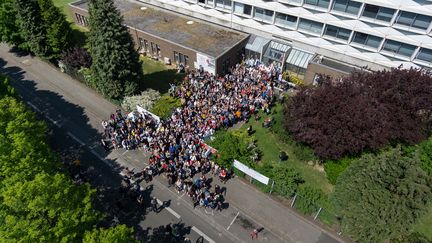 Trois générations d'enfants nés à la maternité Paul Gellé, à Roubaix, le 10 mai 2017. (CENTRE HOSPITALIER DE ROUBAIX / DRONE VIEW)