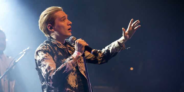 Le chanteur Thomas Azier sur scène avec The Shoes à la Cigale.
 (Nathalie Guyon / FTV)