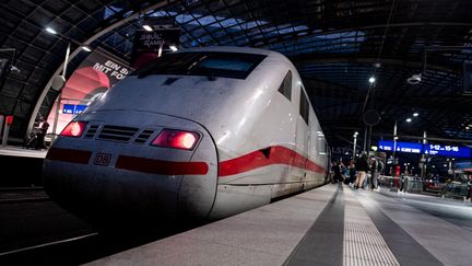 Un train Deutsche Bahn ICE quitte la gare centrale de Berlin, le 15 décembre 2024. (FABIAN SOMMER / DPA)