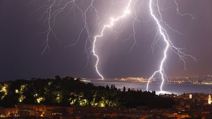 La foudre frappe la Baie des Anges, le 4 octobre 2013, &agrave; Nice (Alpes-Maritimes). (VALERY HACHE / AFP)