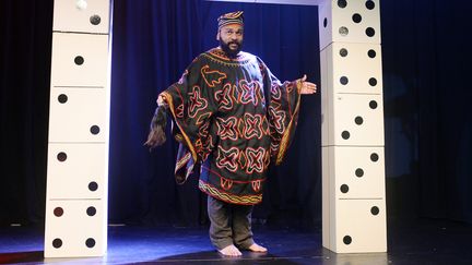 Dieudonn&eacute; au th&eacute;&acirc;tre de la Main d'or, &agrave; Paris, le 11 janvier 2014. (ALAIN JOCARD / AFP)