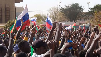 Des milliers de manifestants, avec des drapeaux burkinabés et russes à la main, se sont rassemblé à Ouagadougou la capitale du Burkina Faso lors d'un meeting de soutien aux putschistes. (NATHANAËL CHARBONNIER / FRANCEINFO / RADIOFRANCE)