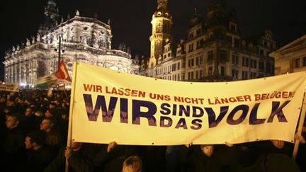 Manifestants de Pegida dans les rues de Dresde le 22 décembre 2014. Leur banderole affirme: «On ne nous mentira plus. Nous sommes le peuple».