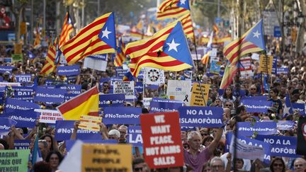 Des manifestants dans les rues de Barcelone, samedi 26 août 2017.&nbsp; (PAU BARRENA / AFP)