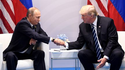 Le président américain, Donald Trump, et le président russe, Vladimir Poutine, lors d'une réunion en marge du sommet du G20 à Hambourg, en Allemagne, le 7 juillet 2017. (SAUL LOEB / AFP)