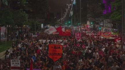 Au Brésil,&nbsp; les manifestants se mobilisent dans la rue pour dénoncer les projets de Jair Bolsonaro, le candidat de l'extrême droite arrivé largement en tête au premier tour de l'élection présidentielle. (france 24)