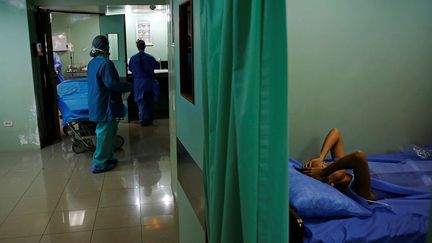 le système national public de santé garantissait l’accès gratuit aux soins pour tous les Vénézuéliens. Des dispensaires ont été implantés sur l’ensemble du territoire pour les plus pauvres. Tandis que des programmes d’aides aux maternités étaient mis en place. Aujourd’hui, les hôpitaux et les équipements médicaux ont vieilli et de nombreux médecins, sous-payés, quittent le secteur public.  (Carlos Garcia Rawlins/REUTERS)