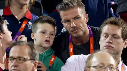 David Beckham et son fils Cruz lors de la finale f&eacute;minine de beach-volley, le 8 ao&ucirc;t au JO de Londres.&nbsp; (NEIL HALL / REUTERS)