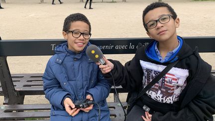 Nohan et Thanaël jouent les enquêteurs grâce à un escape game dans les passages couverts de Paris. (INGRID POHU / RADIO FRANCE)