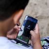 Un jeune adolescent utilise TikTok, à Berlin (Allemagne), le 5 août 2020.&nbsp; (JENS KALAENE / DPA-ZENTRALBILD / AFP)