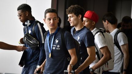 Florian Thauvin, Benjamin Pavard (à droite) et&nbsp;Kylian Mbappé, le 16 juin 2017 à Moscou. (ALEXANDER NEMENOV / AFP)