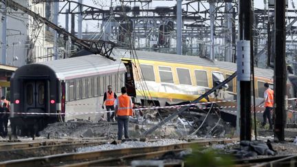 Les secours travaillent sur les lieux de l'accident de train de Br&eacute;tigny-sur-Orge (Essonne), le 12 juillet 2013. (KENZO TRIBOUILLARD / AFP)