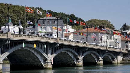 Vue du pont Saint-Esprit à Bayonne, le 24 août 2019. (THOMAS SAMSON / AFP)