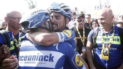 Le cycliste français Julian Alaphilippe (Deceuninck-Quick Step) prend le maillot jaune après avoi remporté la troisième étape du Tour de France à Epernay (Marne), le 8 juillet 2019.
 (GUILLAUME HORCAJUELO / EPA)